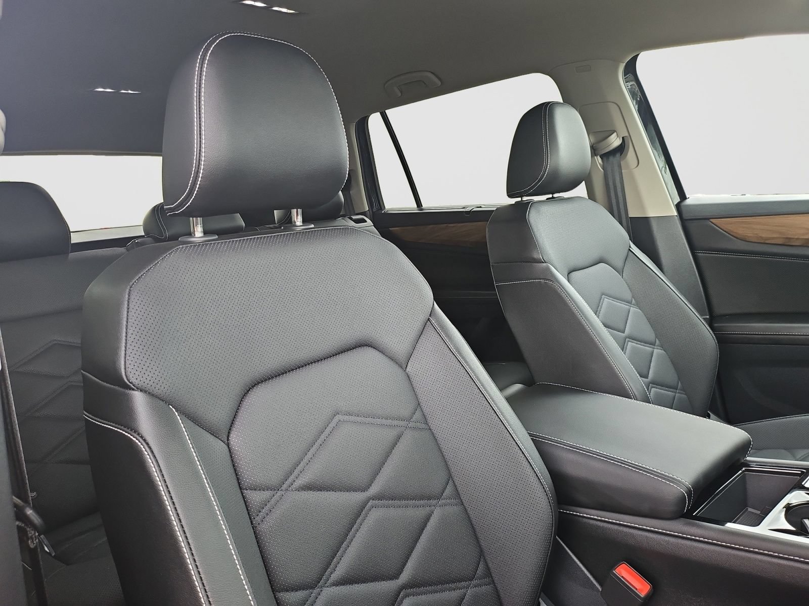 Used 2024 Volkswagen Atlas SE AWD/4WD image 16