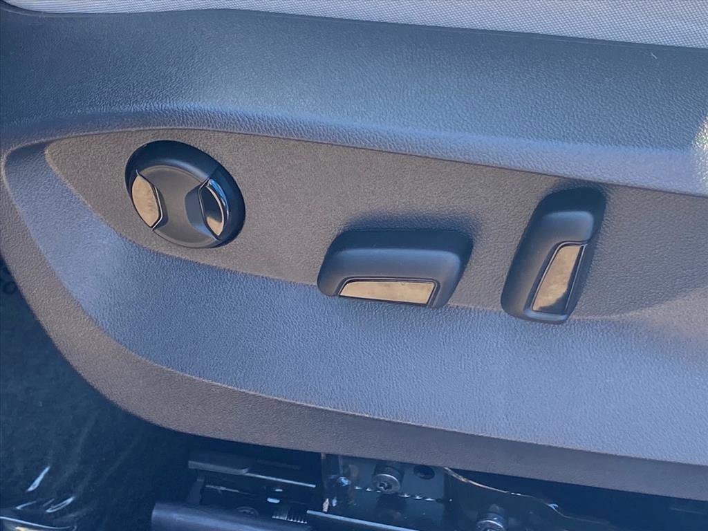 Used 2025 Volkswagen Taos SE image 13