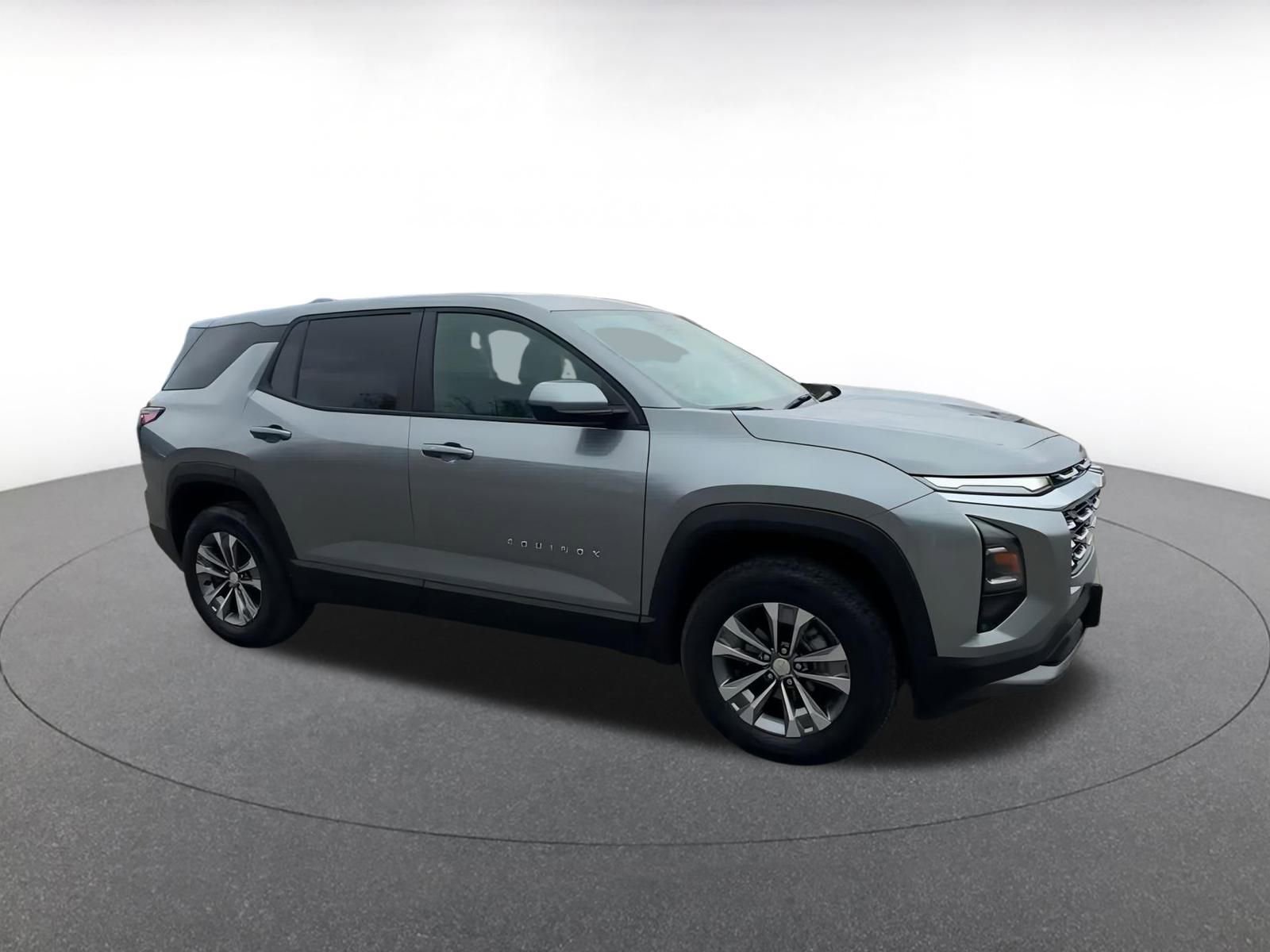 Used 2025 Chevrolet Equinox LT image 2