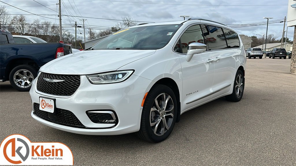 Used 2024 Chrysler Pacifica Pinnacle w/ Trailer Tow Group image 3