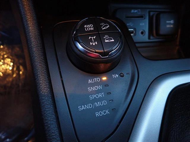 Used 2018 Jeep Cherokee Trailhawk w/ Cold Weather Group image 17