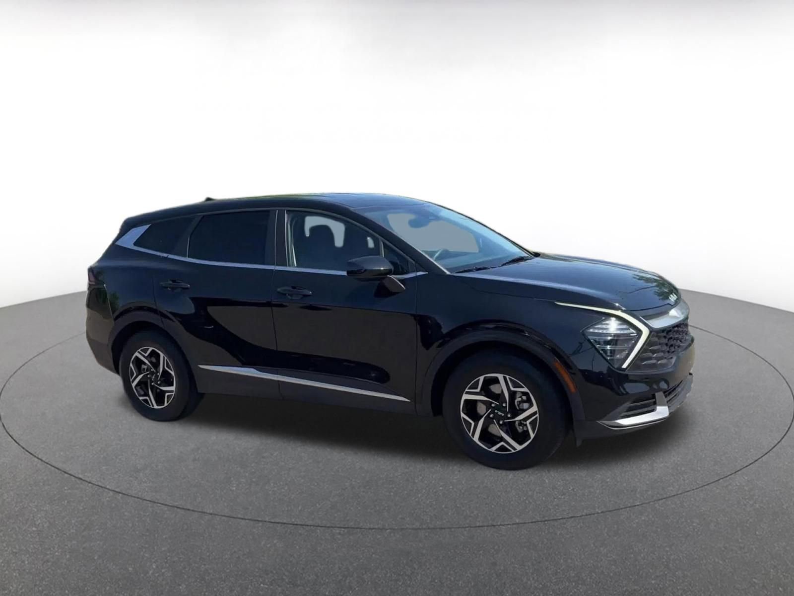 Used 2025 Kia Sportage LX FWD image 2