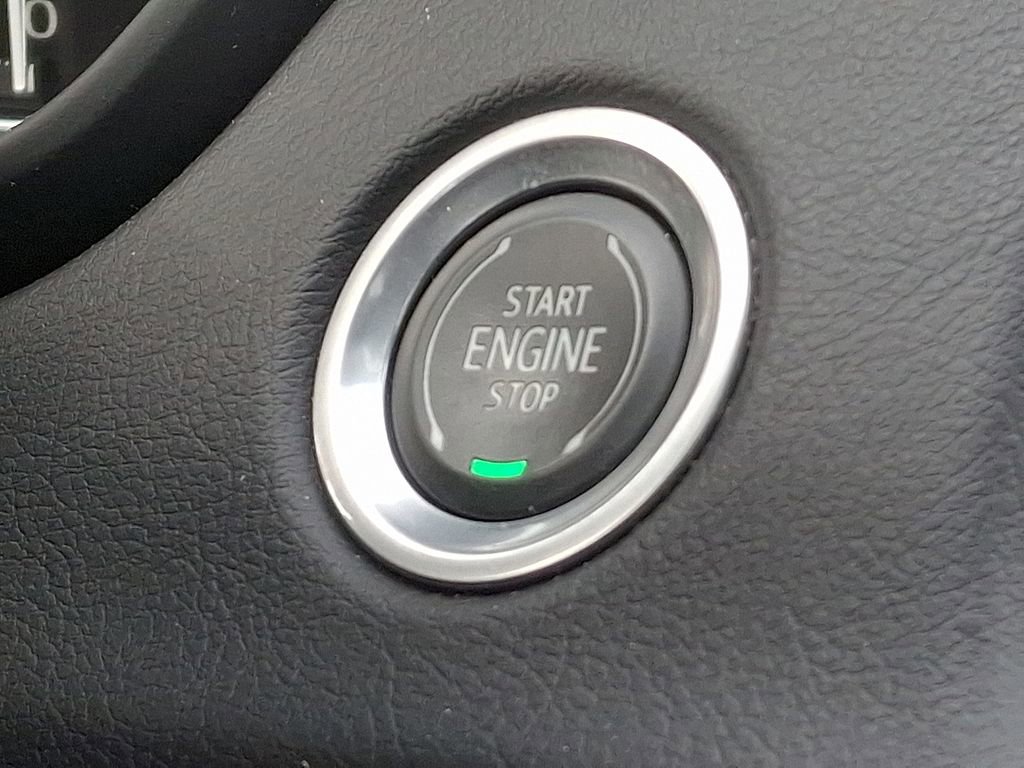 Certified 2022 Cadillac XT4 Luxury w/ Cold Weather Package image 25