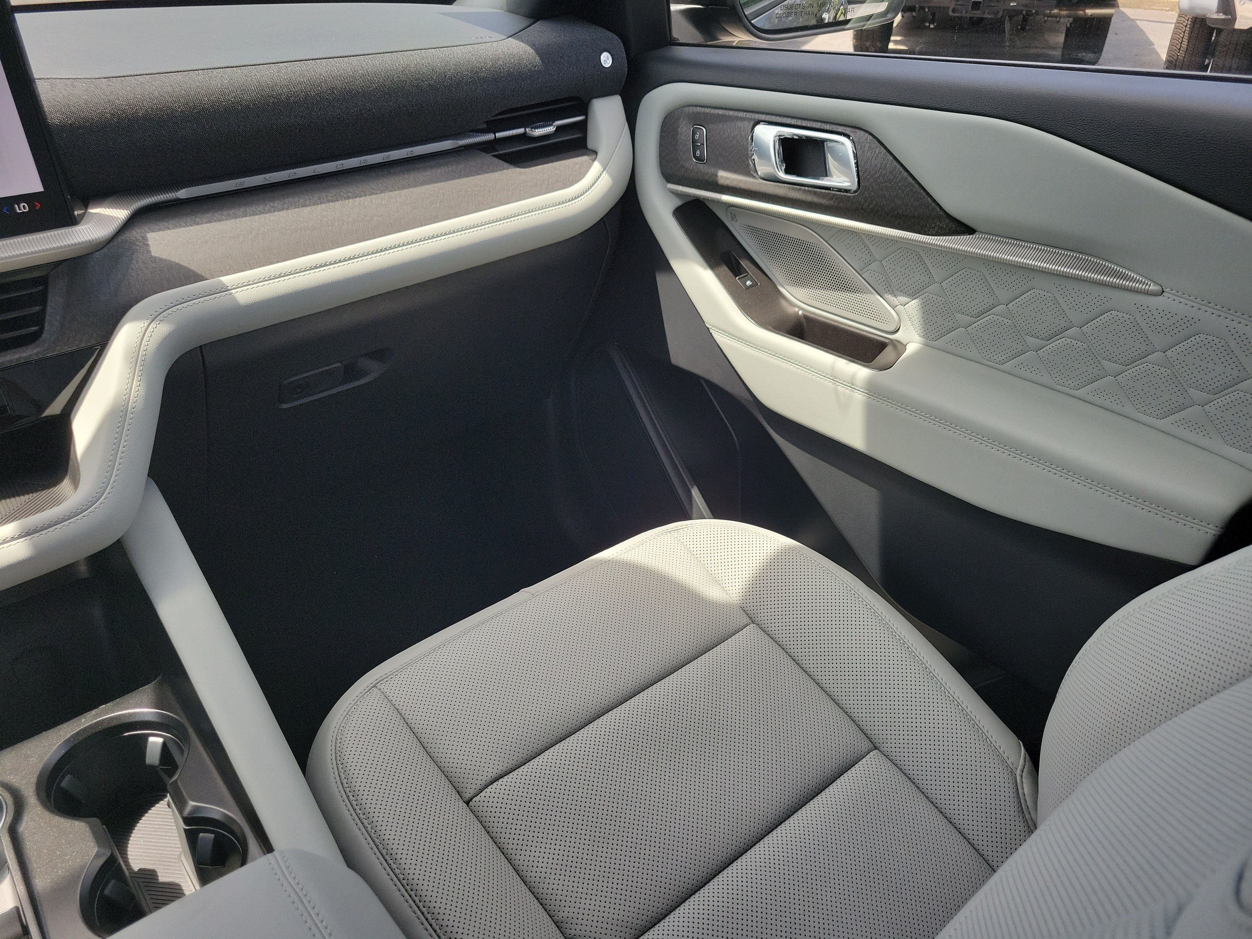 New 2027 Ford Explorer Platinum w/ 3.0L Ultimate Package RWD image 24