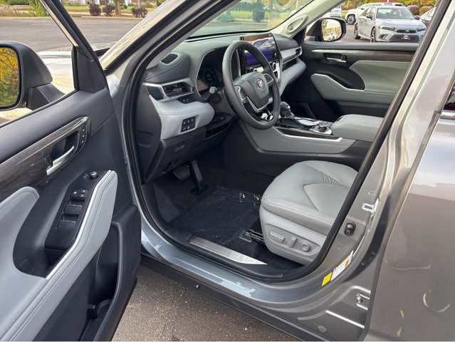 New 2026 Toyota Highlander Limited image 3