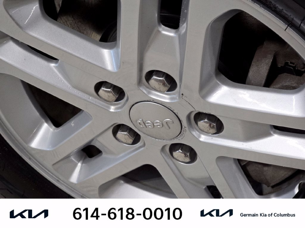 Used 2023 Jeep Grand Cherokee Laredo w/ Luxury Tech Group I AWD/4WD image 12