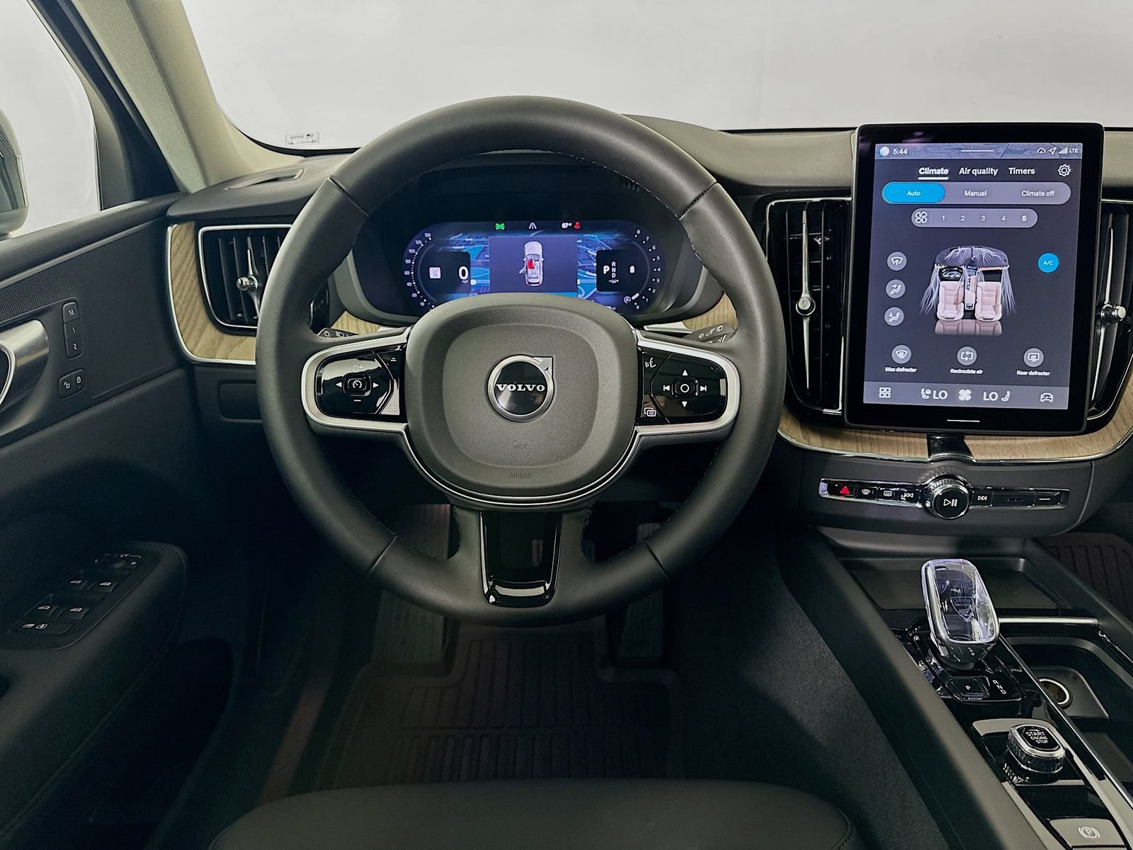 New 2026 Volvo XC60 B5 Plus w/ Protection Package Premier AWD/4WD image 15