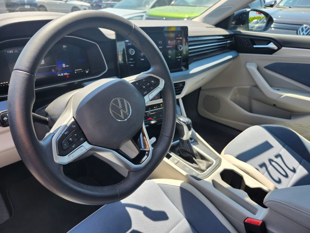 Used 2025 Volkswagen Jetta SE FWD image 8
