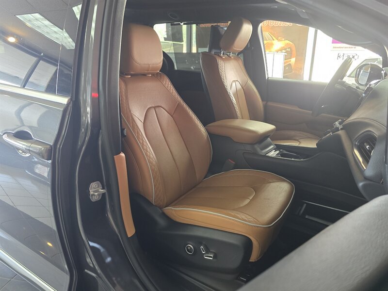 Used 2022 Chrysler Pacifica Pinnacle FWD image 16