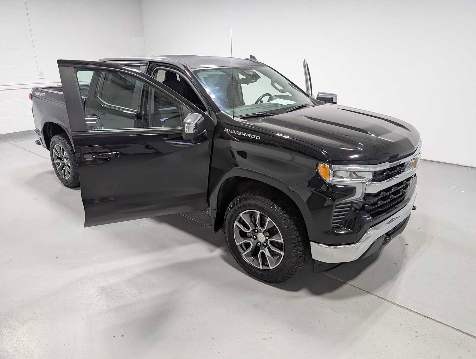 Certified 2022 Chevrolet Silverado 1500 LT AWD/4WD image 17