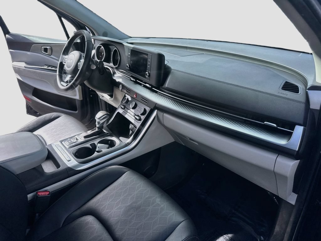 Used 2023 Kia Carnival LX FWD image 29
