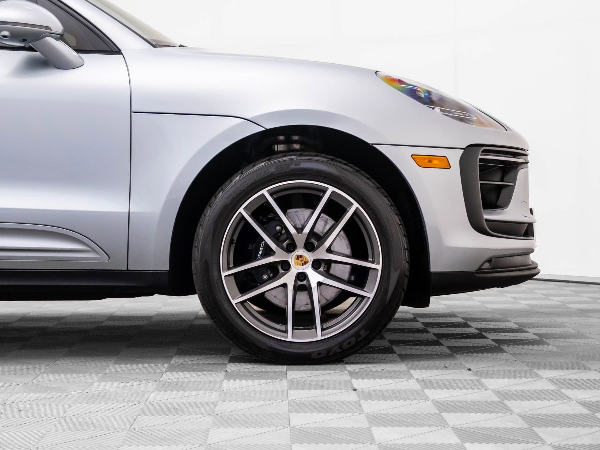 Used 2022 Porsche Macan S w/ Premium Package image 28