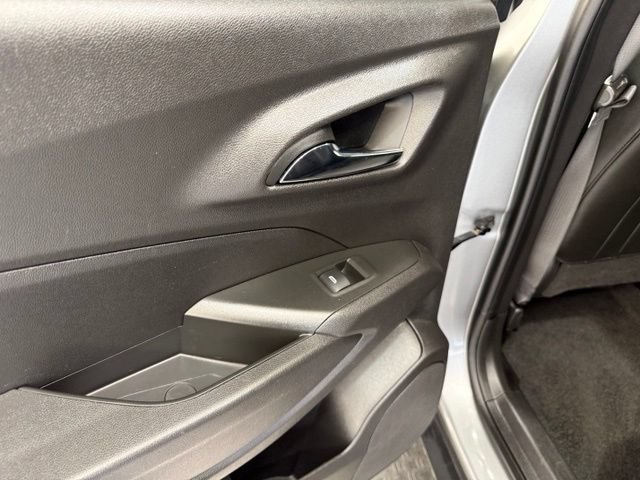 Used 2025 Chevrolet Trax LT FWD image 18