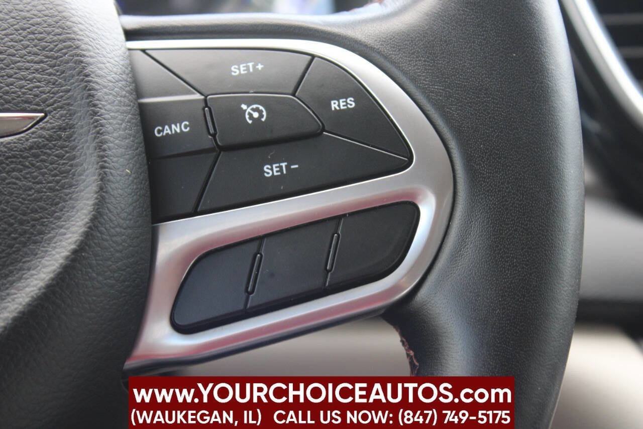 Used 2020 Chrysler Pacifica Touring-L FWD image 26