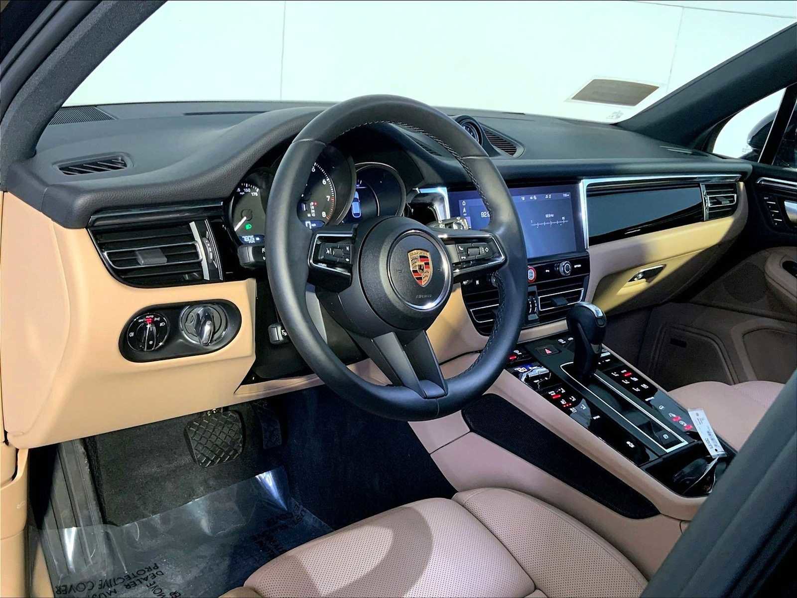 Certified 2025 Porsche Macan image 4