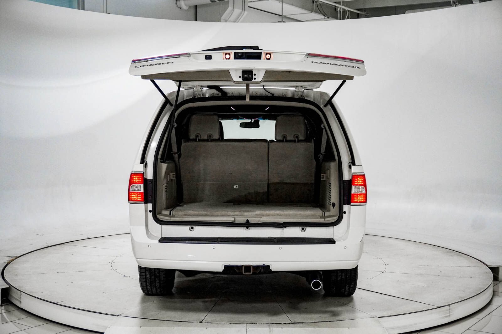 Used 2011 Lincoln Navigator L 4WD image 7
