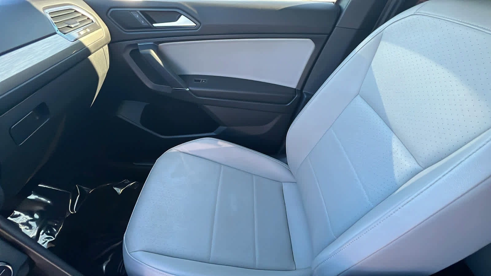 Used 2020 Volkswagen Tiguan SE R-Line image 12