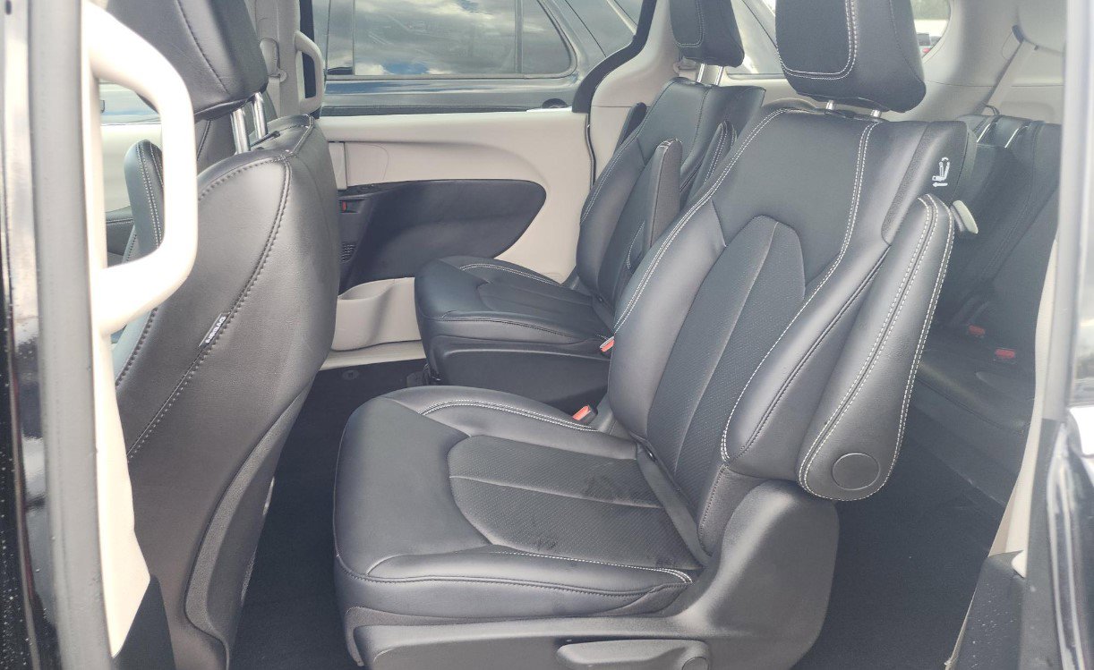 Used 2024 Chrysler Pacifica Limited FWD image 10