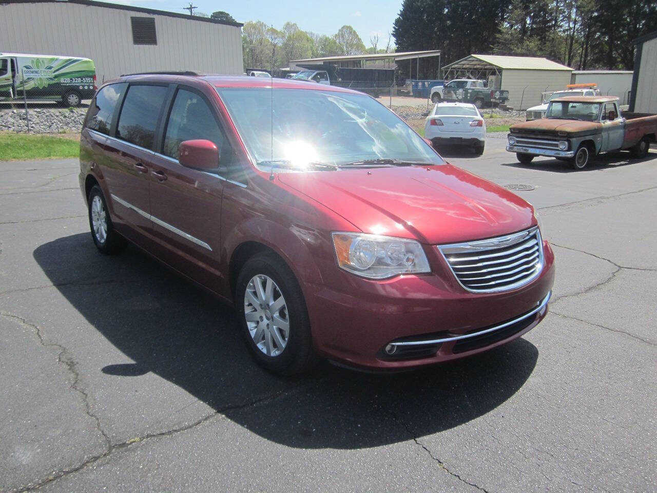 Used 2015 Chrysler Town & Country Touring FWD image 5