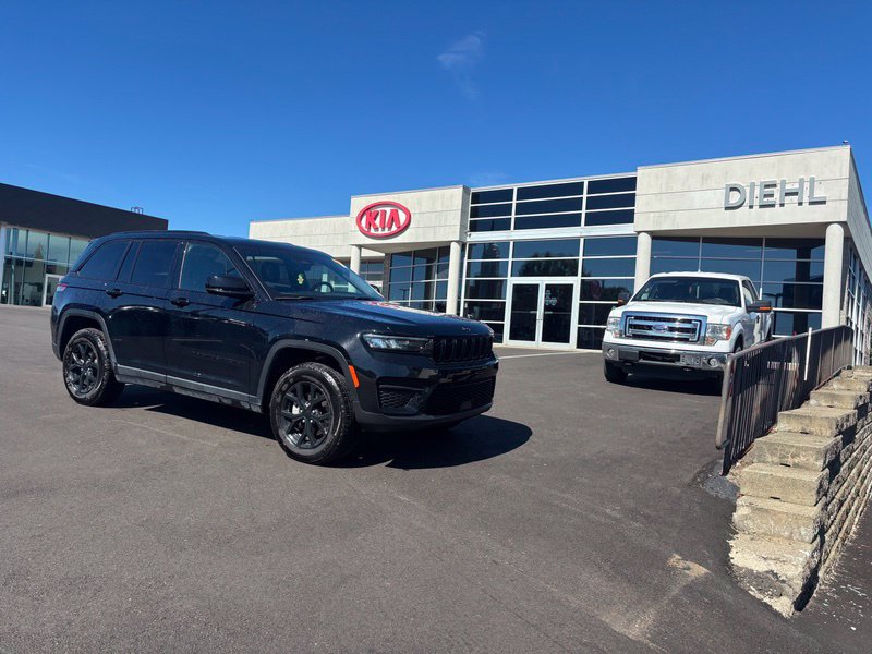 Used 2025 Jeep Grand Cherokee Altitude AWD/4WD image 4