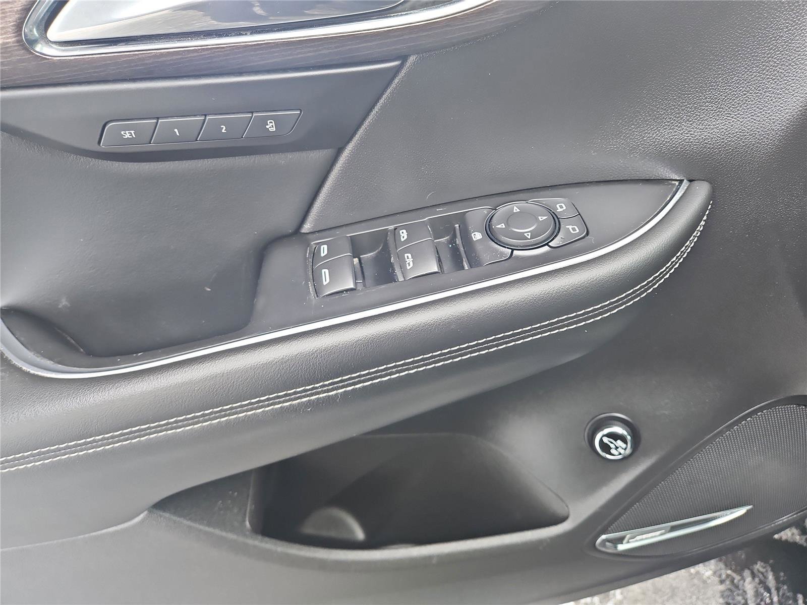 Used 2022 Buick Envision Avenir w/ Technology Package II image 11