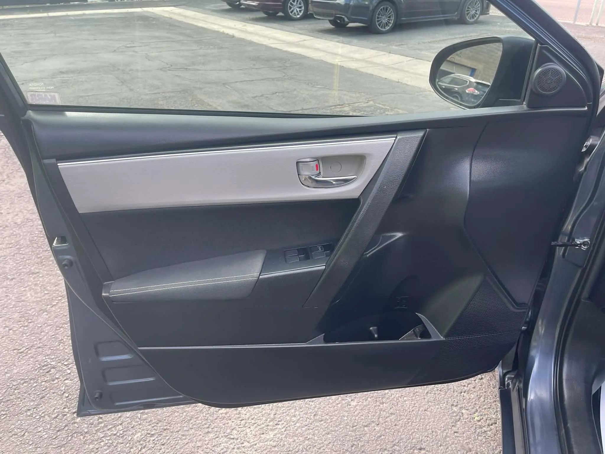 Used 2017 Toyota Corolla SE FWD image 11