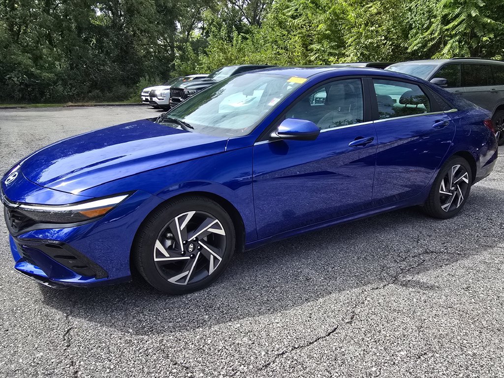 Used 2025 Hyundai Elantra SEL FWD image 2