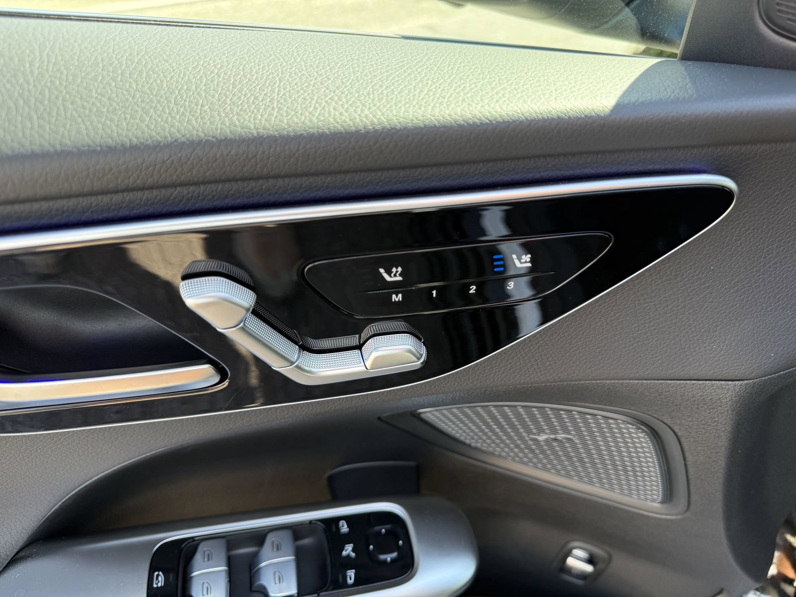 Used 2025 Mercedes-Benz C 300 Sedan image 11