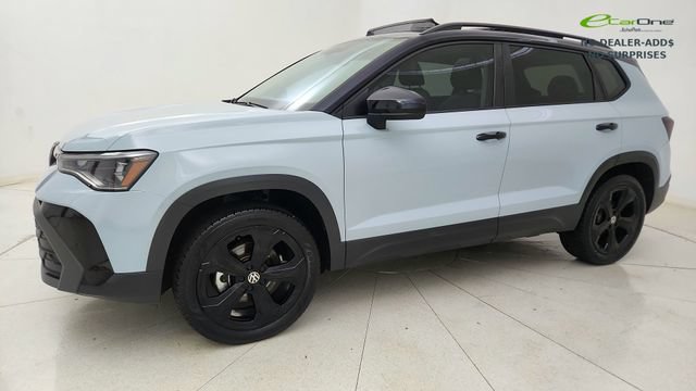Used 2025 Volkswagen Taos SE AWD/4WD image 3