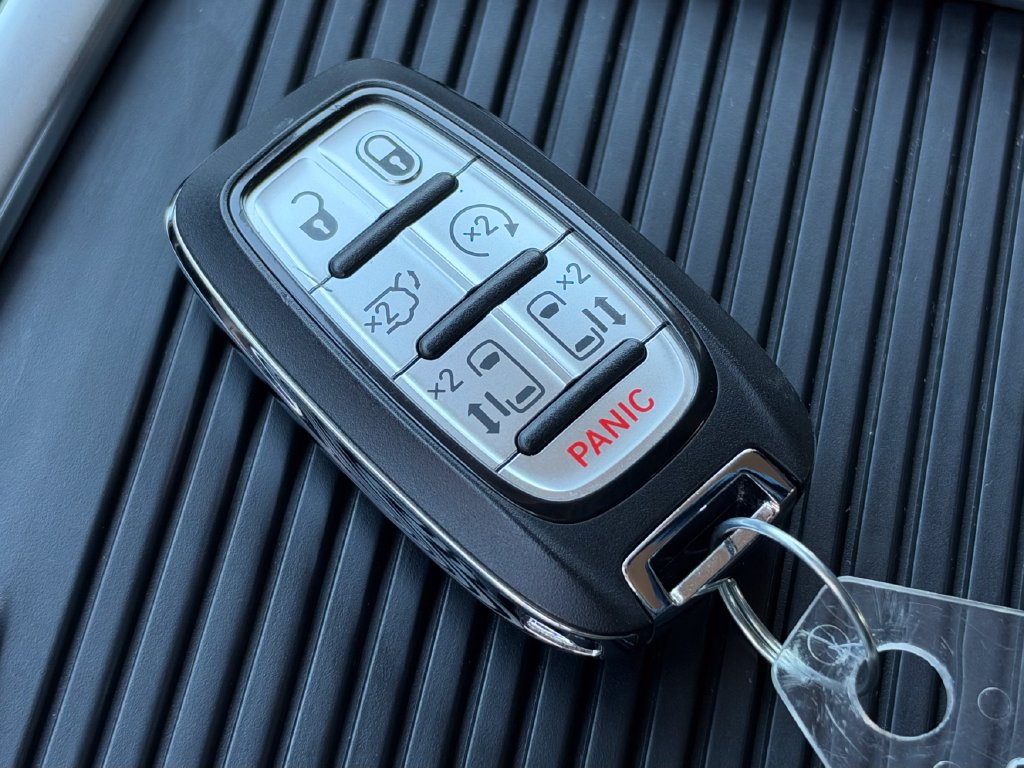 Used 2023 Chrysler Pacifica Touring-L FWD image 33