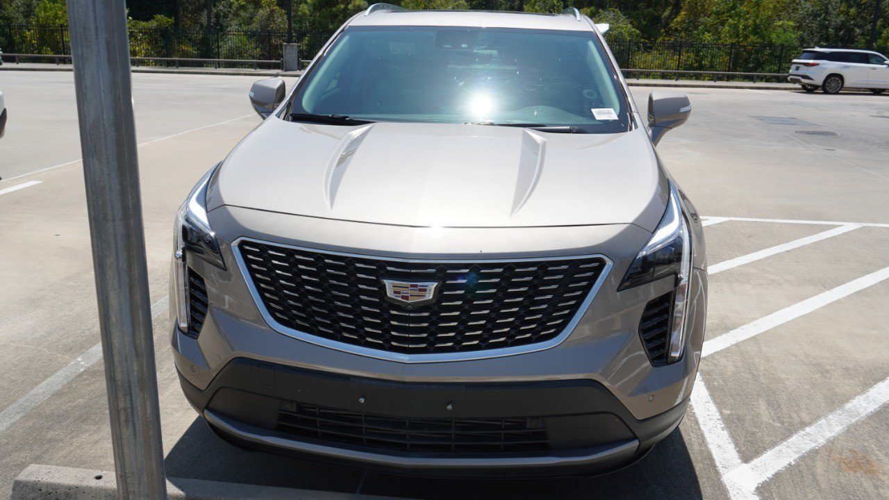 Used 2022 Cadillac XT4 Premium Luxury w/ Enhanced Visibility Package FWD image 2