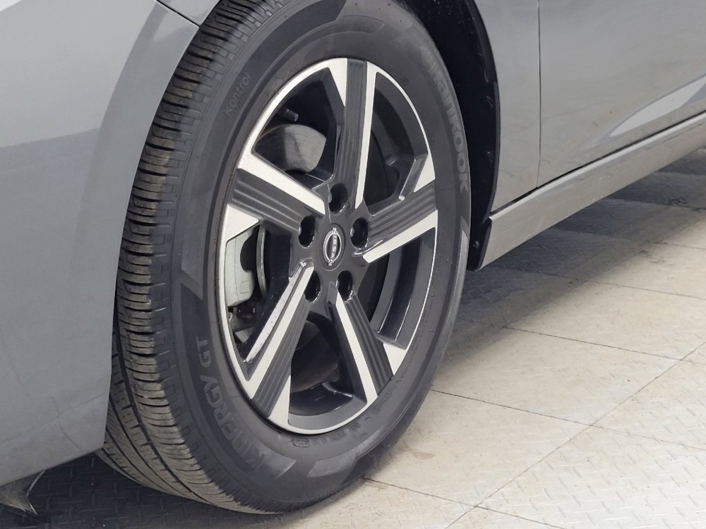 Used 2025 Nissan Sentra SV image 31