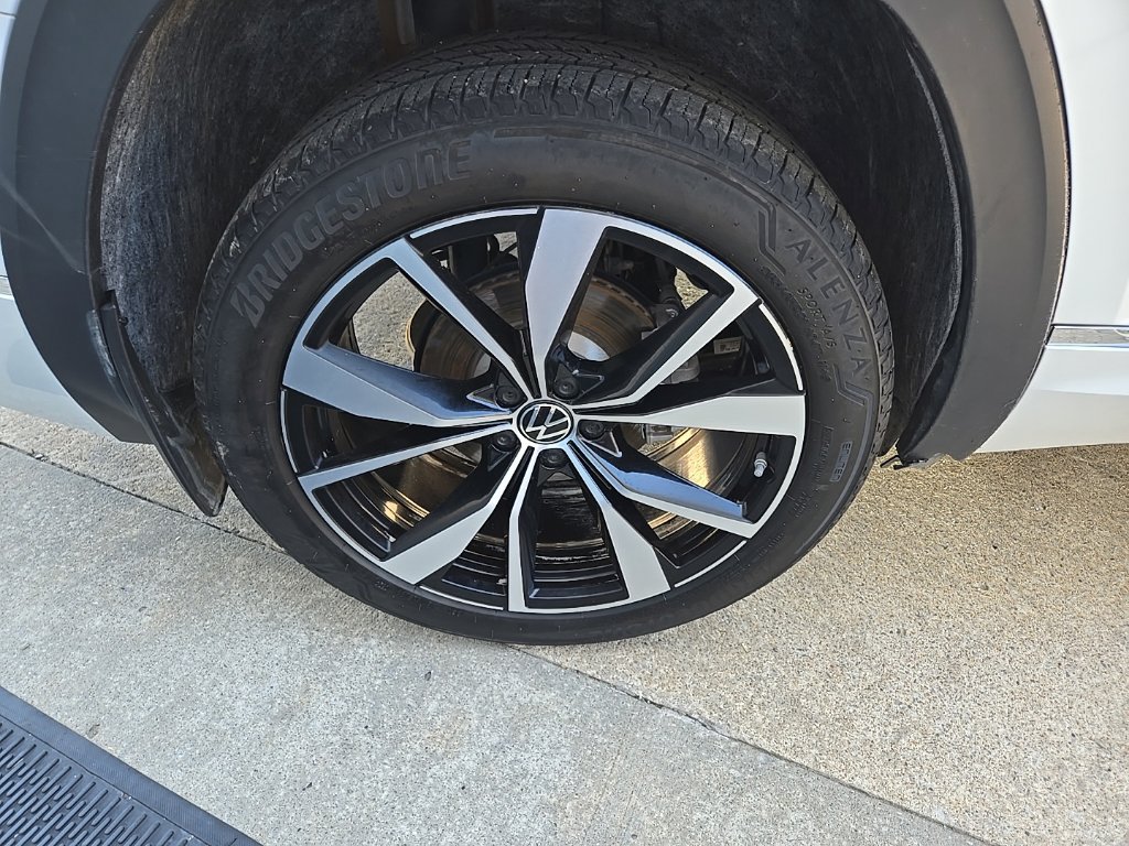 Used 2024 Volkswagen Atlas SEL Premium R-Line AWD/4WD image 25