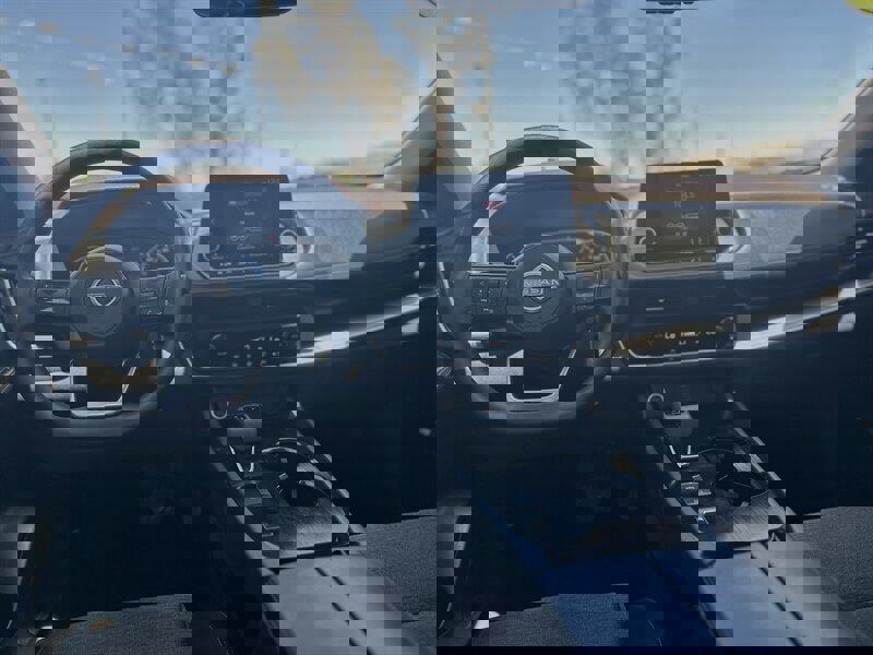 Used 2023 Nissan Rogue SV image 2