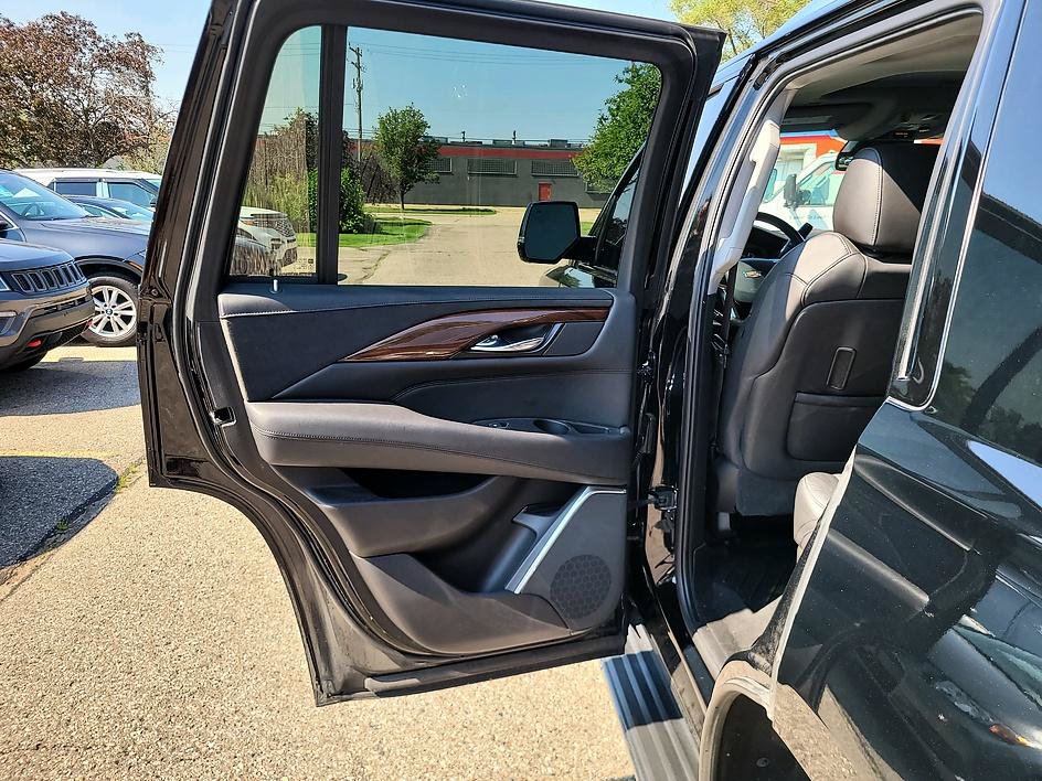 Used 2020 Cadillac Escalade Luxury w/ Escalade Sport Edition AWD/4WD image 32