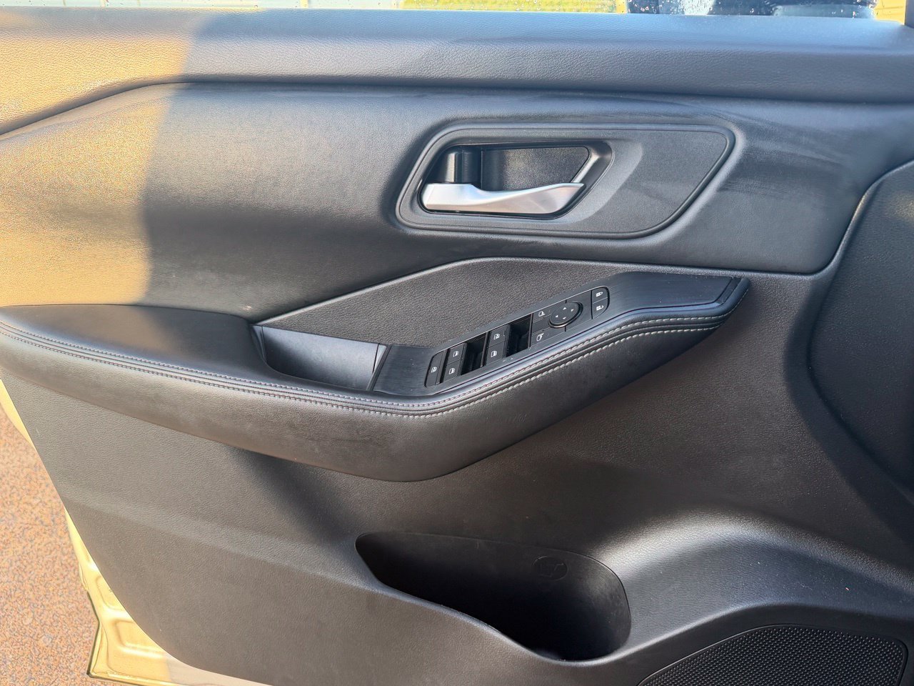 Certified 2025 Nissan Rogue SV FWD image 22