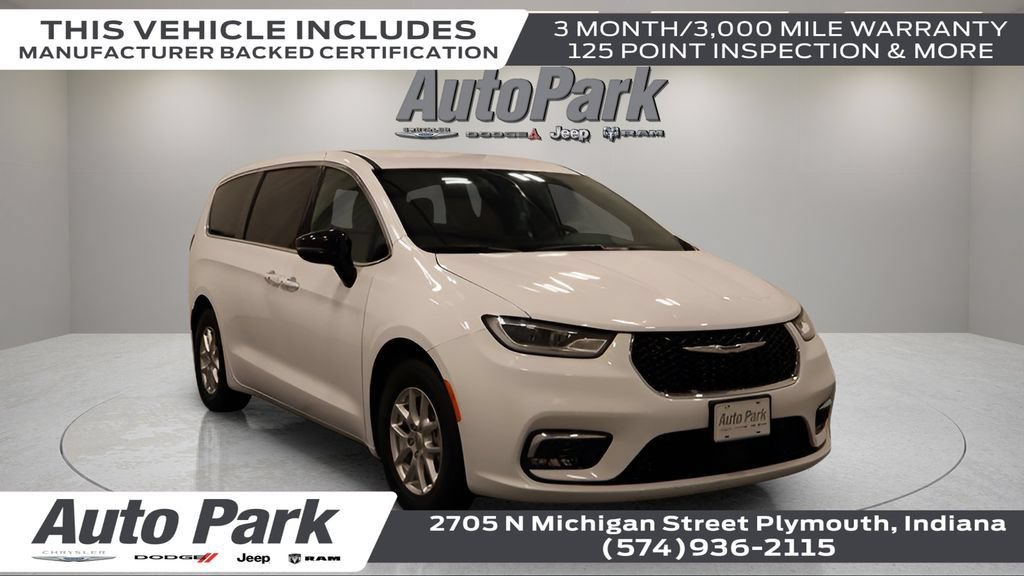 Used 2025 Chrysler Pacifica Select FWD image 3