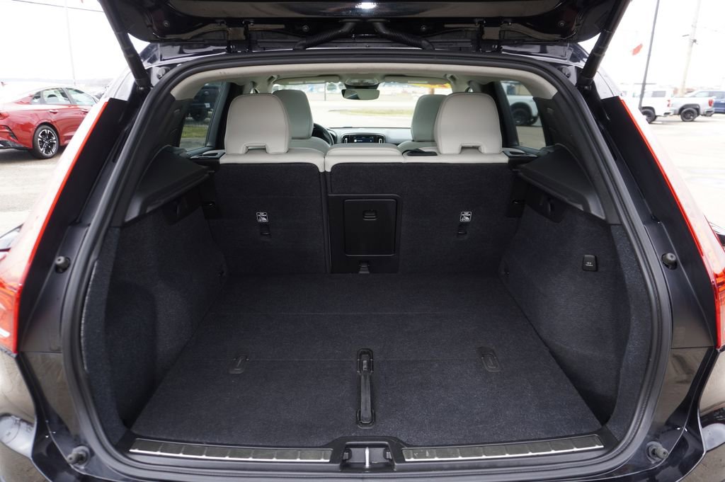 Used 2023 Volvo XC40 B5 Plus image 26