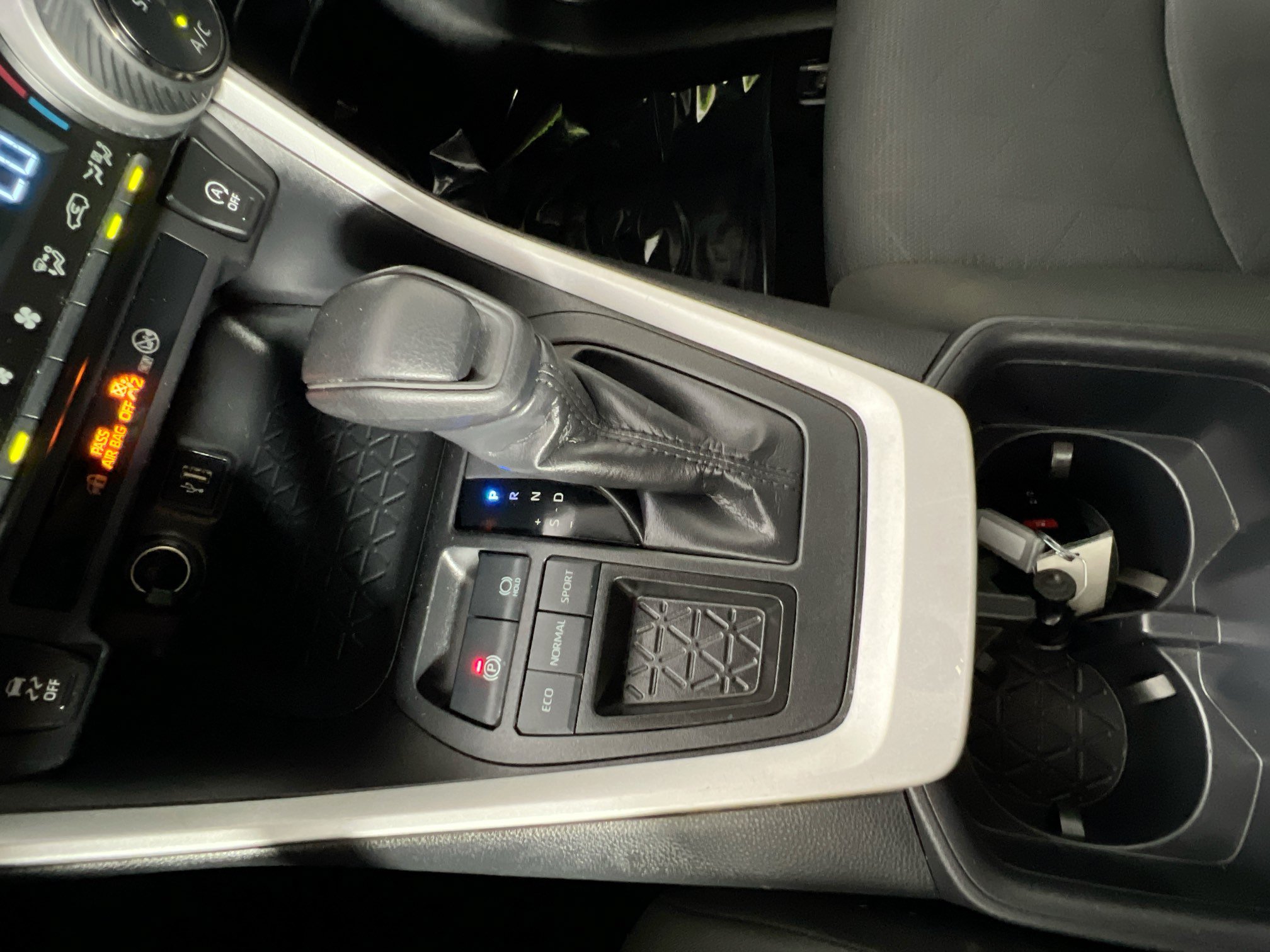 Used 2025 Toyota RAV4 XLE FWD image 25
