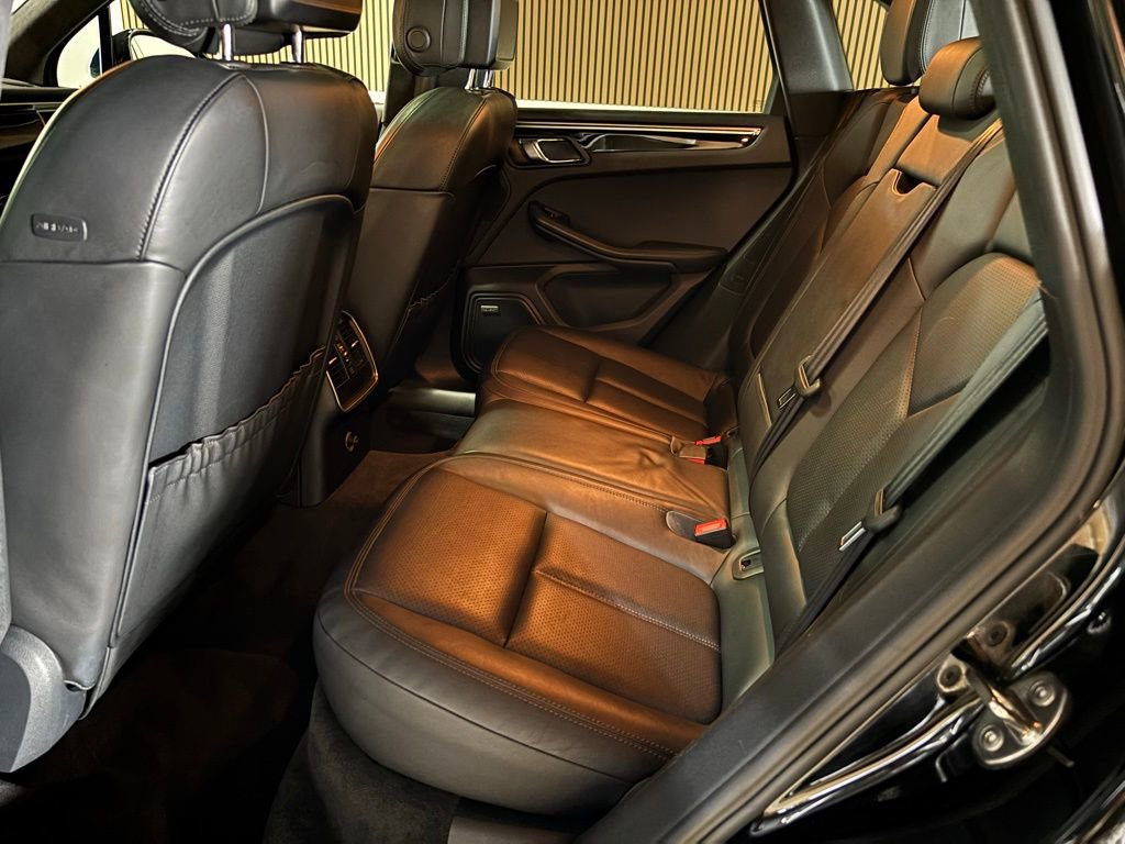 Used 2016 Porsche Macan Turbo AWD/4WD image 17