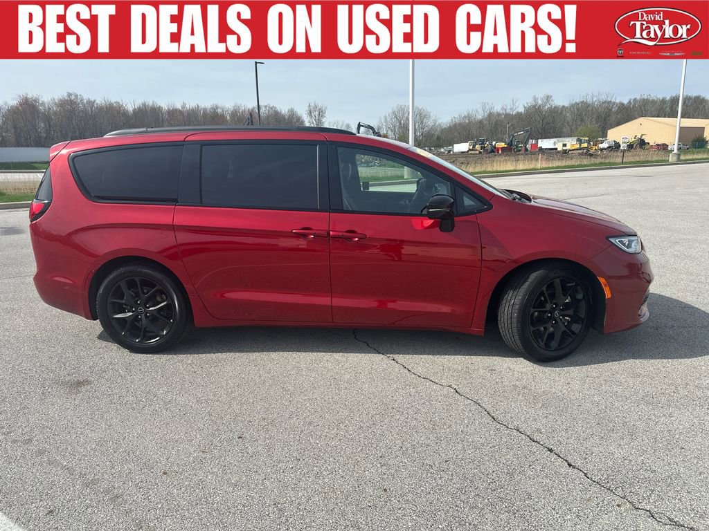 Used 2025 Chrysler Pacifica Limited FWD image 2