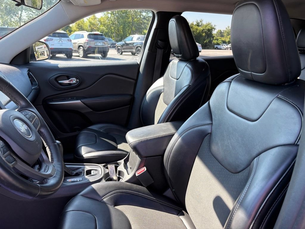 Used 2019 Jeep Cherokee Latitude Plus w/ Cold Weather Group AWD/4WD image 27