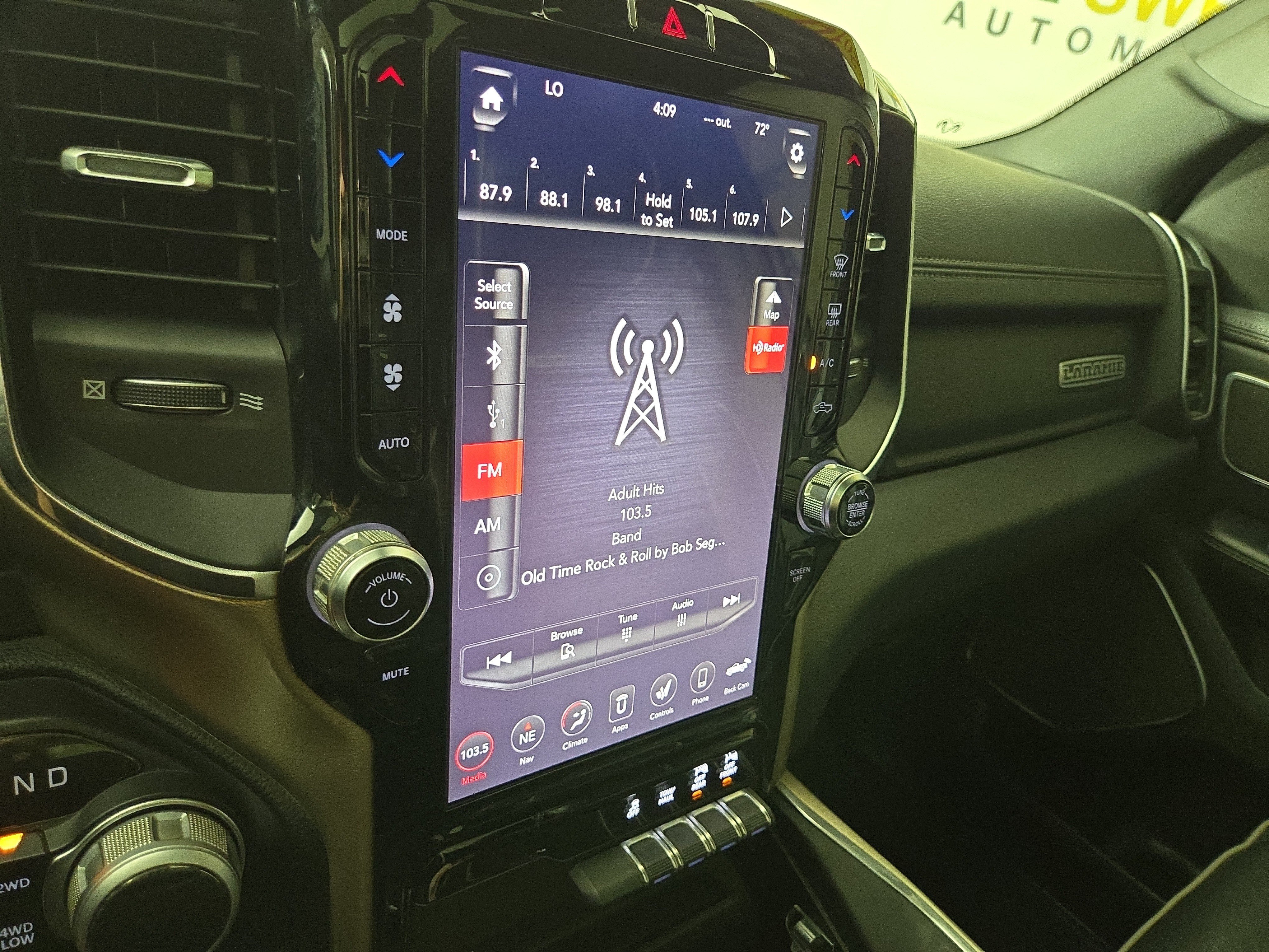 Used 2019 RAM 1500 Laramie AWD/4WD image 19