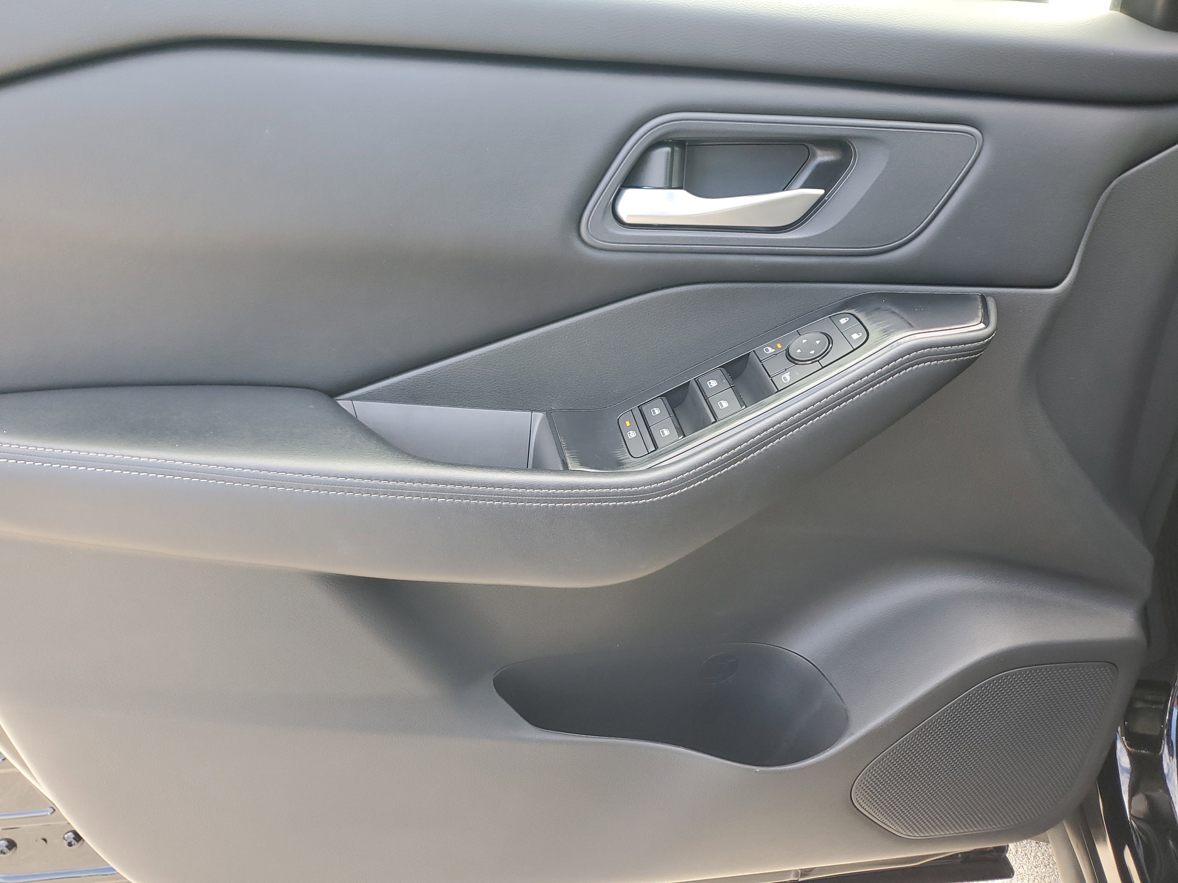 Certified 2024 Nissan Rogue SV image 27