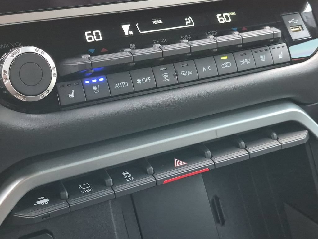 Certified 2025 Toyota Sequoia Platinum AWD/4WD image 22