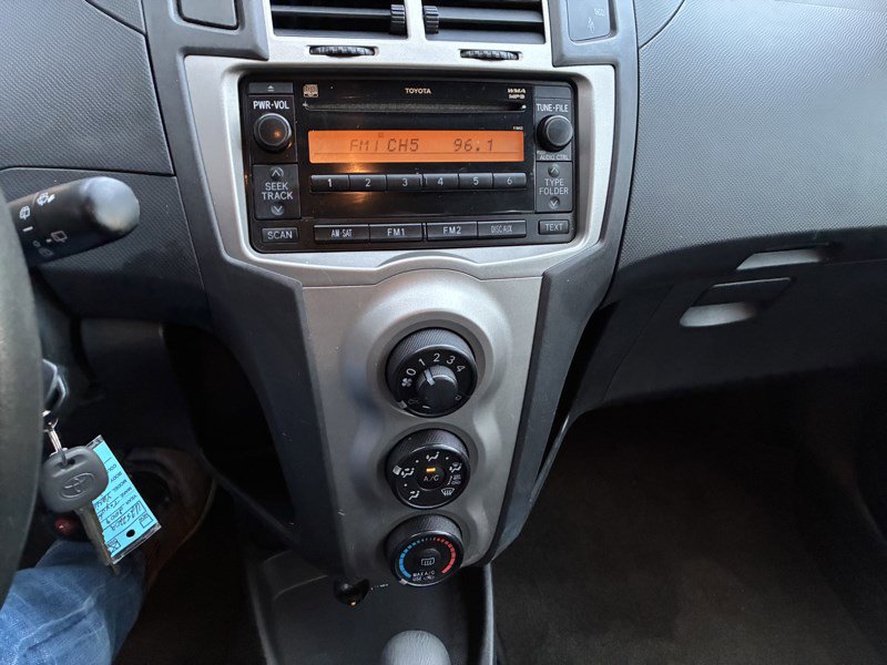 Used 2009 Toyota Yaris 4-Door Hatchback image 9
