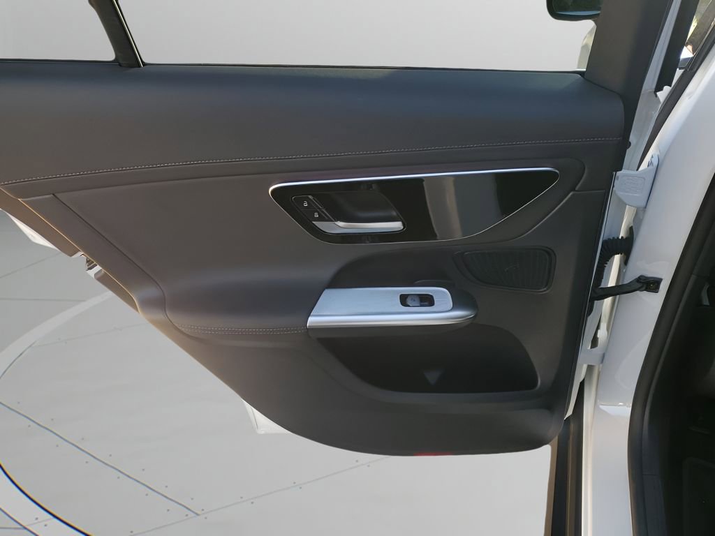 Used 2025 Mercedes-Benz GLC 300 4MATIC image 17
