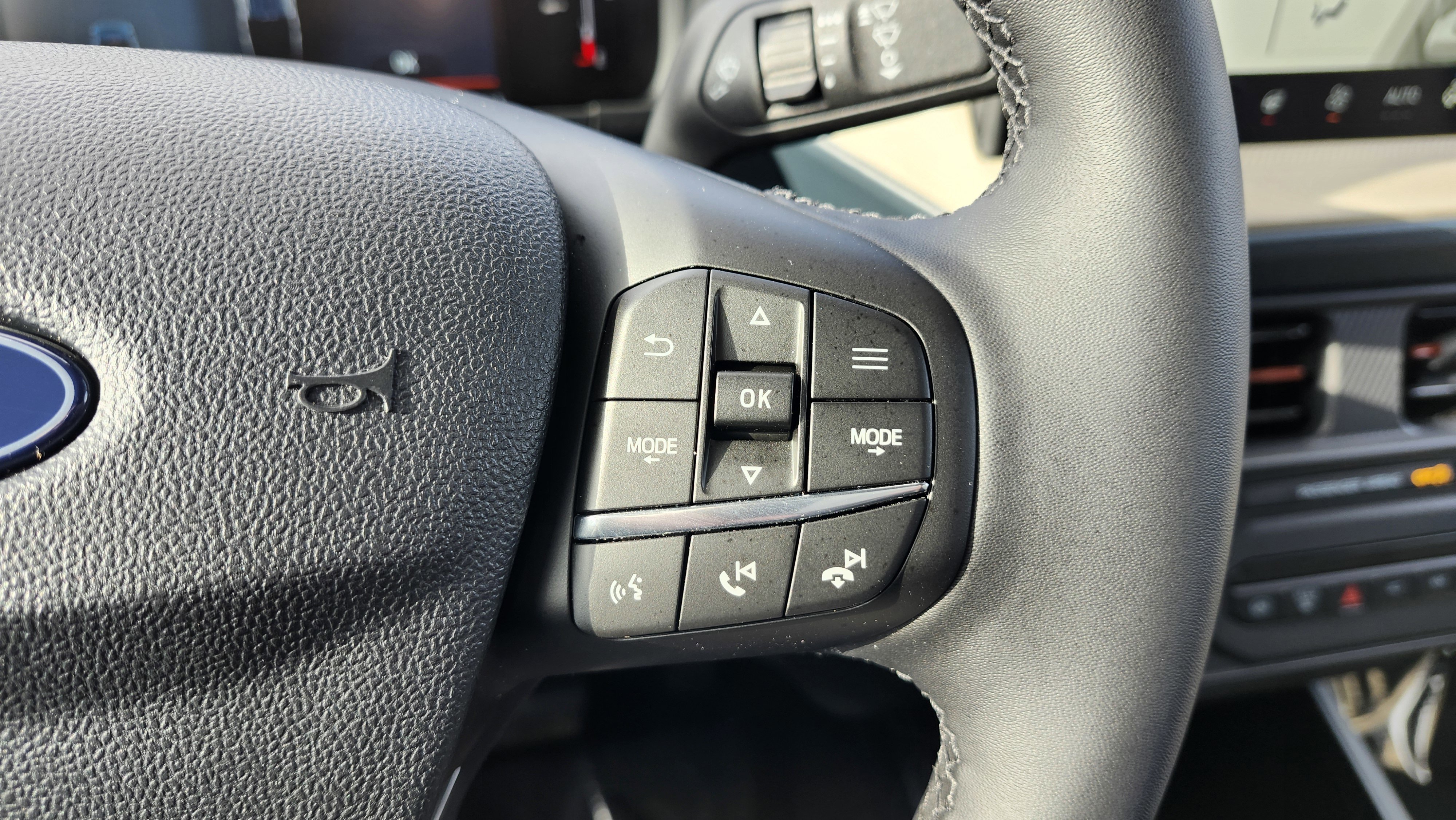 Used 2025 Ford Maverick Lariat w/ 4K Tow Package image 32