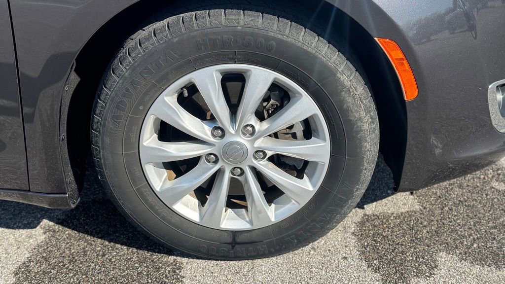 Used 2019 Chrysler Pacifica Touring-L image 7