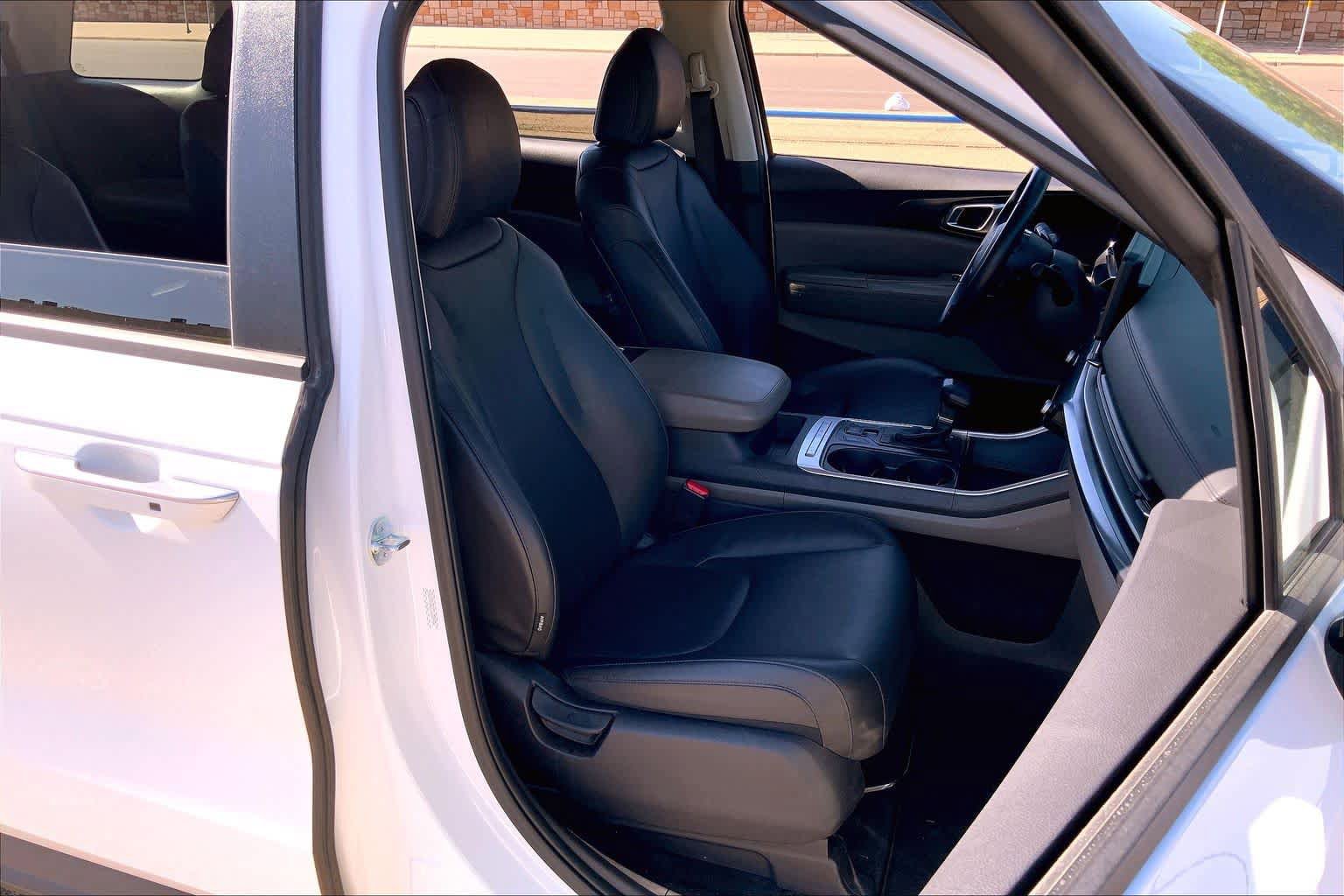 Used 2025 Kia Carnival FWD image 9